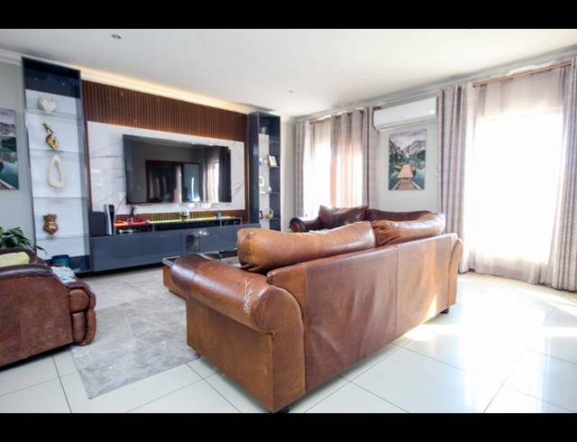 4 BEDROOM HOUSE FOR SALE IN THATCHFIELD